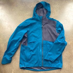 Lululemon Outpour Shell